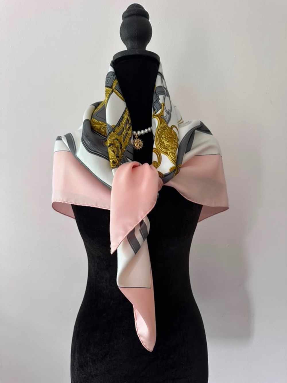 Hermes Silk Scarf Carré 90 Pink White Hand Rolled Made in France - Picture 4 of 9
